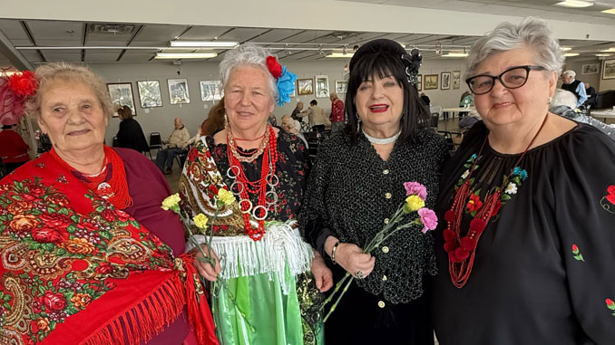 В ярких нарядах, с цветами и улыбками — участницы Центра Forever Young доказывают: золотая пора — это сцена, где каждый может блистать. Возраст не мешает выступать, дружить и зажигать сердца зрителей. Фото: В. Крупейченко