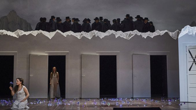 Сценография спектакля “Сомнамбула”. Фото - Людвиг Ола