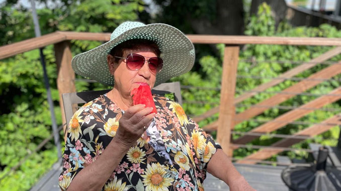 Любовь Нефедова пробует арбуз, выбирая самый сочный — для летнего удовольствия сейчас, и для заготовок на зиму, как делали в её семье с поколения в поколение. Фото: Forever Young.