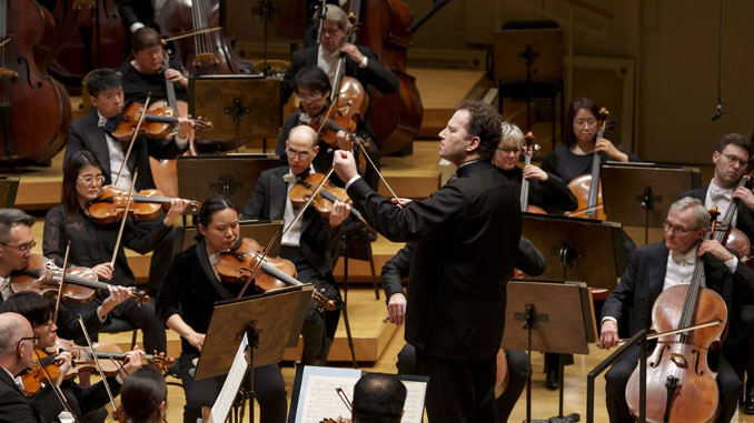 Николай Шепс-Цнайдер дирижирует (Чикаго, 27 марта 2025 года). Фото - Тодд Розенберг