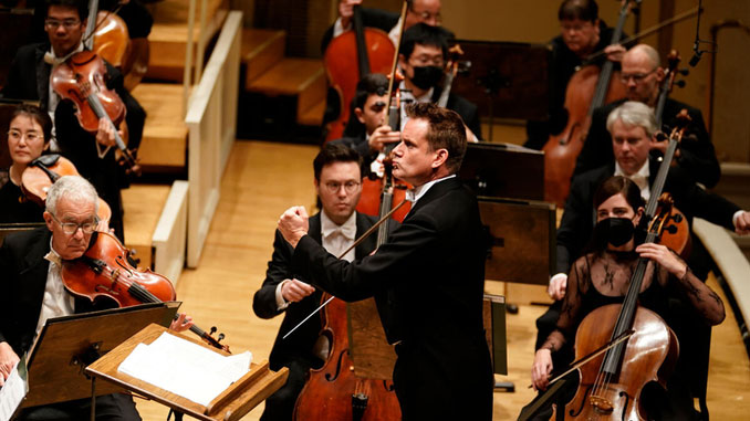 Филипп Йордан дирижирует ЧСО (Чикаго, 16 ноября 2023 года). Фото - Nuccio DiNuzzo Photography
