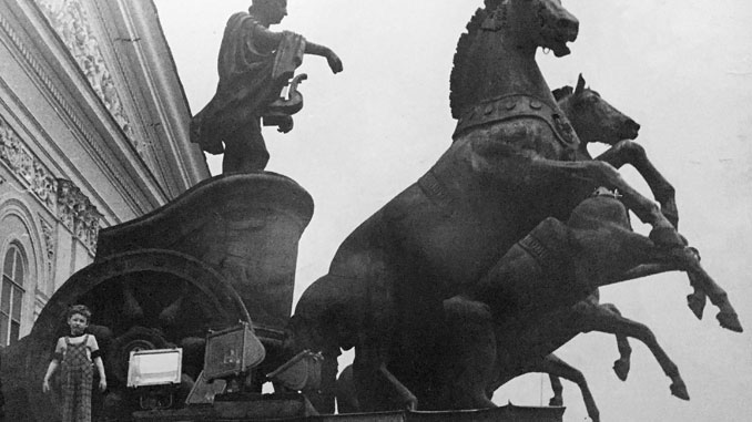 Роман на крыше Большого театра у колесницы Аполлона во время съёмок фильма "Большой Балет" с Плисецкой и Улановой.