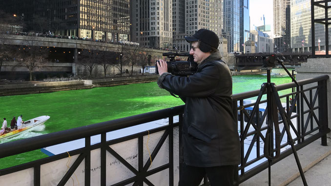 Роман снимает реку Чикаго во время Дня святого Патрика для новостного репортажа "Голоса Америки"