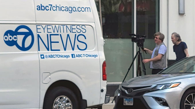 Роман вместе с отцом Григорием Верховским снимает новостной репортаж после очередной стрельбы на Чикаго авеню