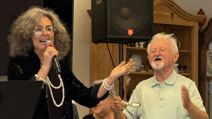 Израиль Штейнберг как всегда заряжает зал своей неугасающей энергией — поёт вместе с приглашённой артисткой в Центре Forever Young, вдохновляя всех. Фото: В. Крупейченко