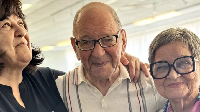 Слева направо: Нина Тебецаева, Натан Агурков и Светлана Пастернак — три ярких примера того, что золотая пора жизни начинается тогда, когда человек выбирает жить с душой, с теплом и с радостью. Фото: Л. Литас