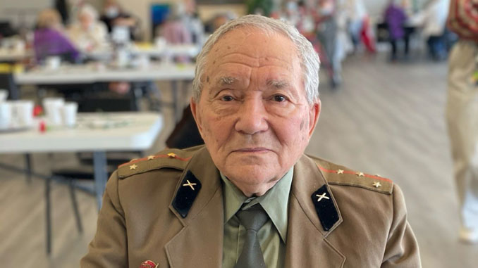 Капитан артиллерийских войск Ефим Цыбульский, участник Центра Forever Young, напоминает нам в День памяти 11 сентября о тех, кто служил с честью и отвагой в любое время и в любой форме. Фото: Л. Литас