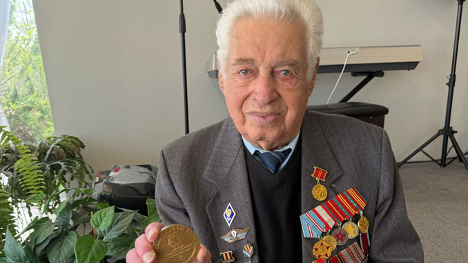 Яков Железняк, участник Центра Forever Young, ветеран Второй мировой войны. В День памяти 11 сентября мы чтим не только американских героев, но и всех, кто когда-либо служил и защищал — в любой форме и в любой стране. Ветераны, такие как г-н Железняк, напоминают нам о цене мира и силе мужества. Фото: В. Крупейченко