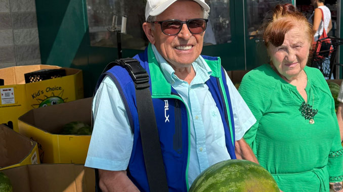 Посетители Центра forever Young Александр Ященко и Гала Козлович выбирают арбузы для засолки — по проверенному рецепту, как делали много лет подряд. Зима будет вкусной! Фото: Forever Young.