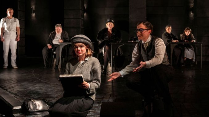 Сцена из спектакля “Берлин”. Фото - Майкл Бросилоу