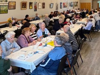 За большими столами Центра Forever Young царит вкус жизни — вкусной еды, дружбы и простого человеческого счастья. Фото: Т. Цикис