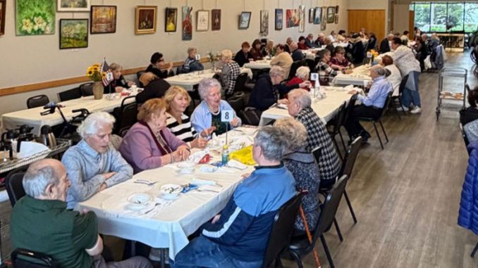 За большими столами Центра Forever Young царит вкус жизни — вкусной еды, дружбы и простого человеческого счастья. Фото: Т. Цикис