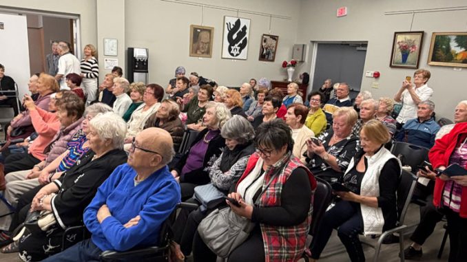 Ежедневные концерты и творческие выступления — любимая часть дня для участников Центра. Фото: Т. Цикис