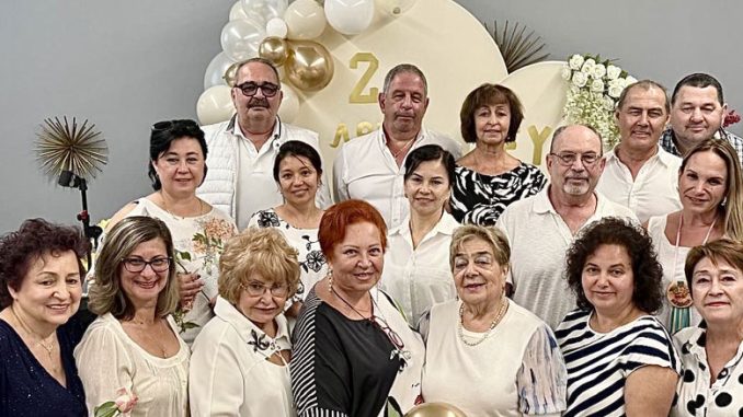 Коллектив Forever Young — люди, которые на протяжении 20 лет создают атмосферу заботы, тепла и вдохновения. Вместе мы отмечаем наш юбилей и продолжаем писать историю Центра. Фото: Т. Цикис