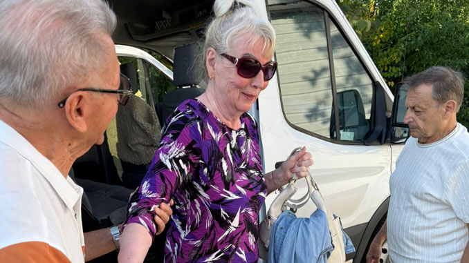 Ежедневная сцена: радость встречи, смех и оживлённые разговоры по дороге в Центр в одном из уютных автобусов Forever Young. Бесплатная поездка туда и обратно — часть повседневной заботы Центра. Фото: В. Крупейченко