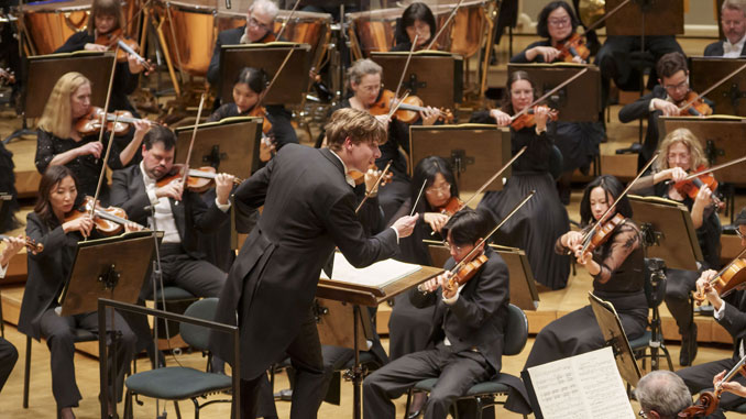 Клаус Мякеля дирижирует ЧСО (Чикаго, 24 апреля 2025 года). Фото - Тодд Розенберг