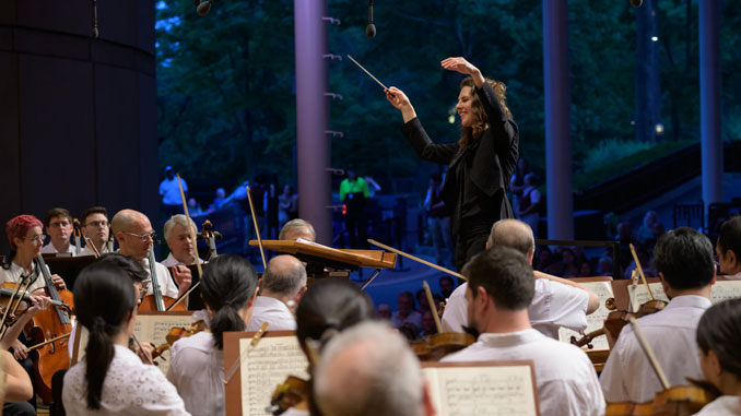 Лидия Янковская дирижирует ЧСО. Фото - Патрик Гипсон
