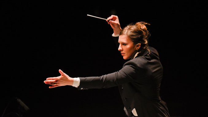 Лидия Янковская дирижирует Dallas Opera Orchestra. Фото - Карен Олмонд