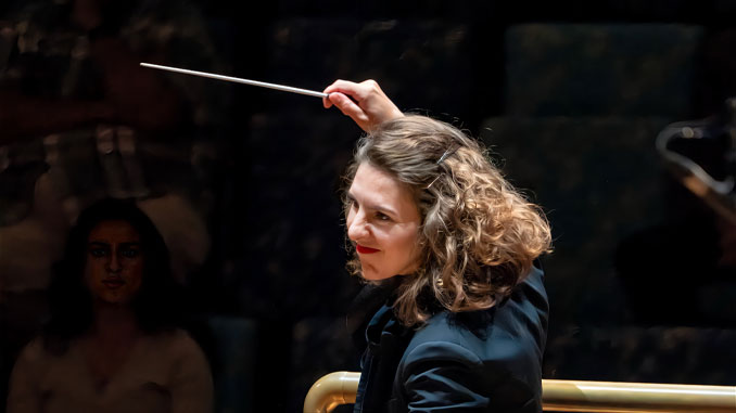 Лидия Янковская дирижирует NewWorldSymphony. Фото - NWS