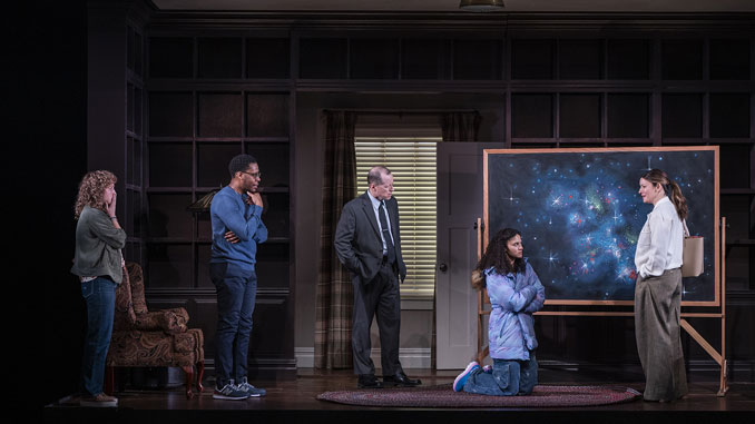 Сцена из спектакля “Мистер Вулф”. Фото - Майкл Бросилоу