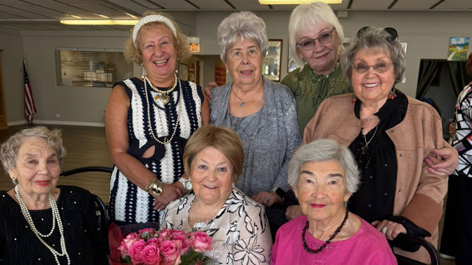 Отмечаем день рождения Беллы Резник, которой исполнилось молодые 90. В окружении друзей из Центра, с теплом и улыбками, она принимает поздравления и цветы. Фото: В. Крупейченко