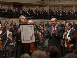 Риккардо Мути с грамотой Music Director Emeritus for Life (Чикаго, 23 июня 2023 года). Фото - Тодд Розенберг