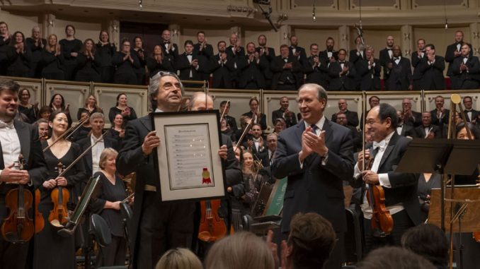 Риккардо Мути с грамотой Music Director Emeritus for Life (Чикаго, 23 июня 2023 года). Фото - Тодд Розенберг