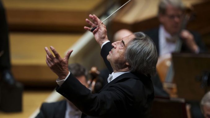 Риккардо Мути дирижирует ЧСО (Чикаго, 12 июня 2025 года). Фото - Тодд Розенберг