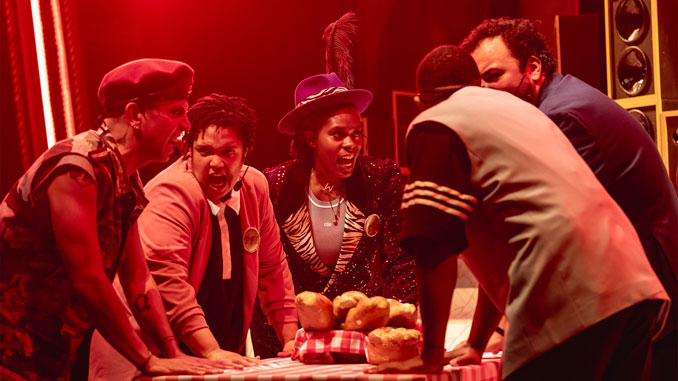 Сцена из спектакля “Рим, сладкий Рим”. Фото - Кайл Флубекер