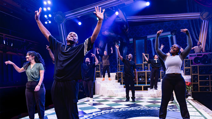 Сцена из спектакля “Рим, сладкий Рим”. Фото - Кайл Флубекер