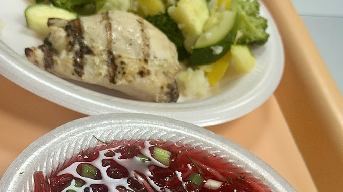 Сбалансированные, вкусные и сытные обеды для участников Forever Young готовит ресторан «Петергоф». Такое питание — часть ежедневной программы Центра, где забота проявляется в каждой детали. Фото: Л. Литас