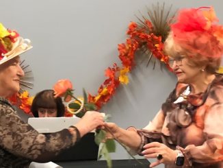 Лариса Тургель (справа), директор культурно-просветительных программ, и Мира Иоффе на Осеннем концерте в Forever Young. Фото: Л. Тургель