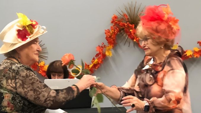 Лариса Тургель (справа), директор культурно-просветительных программ, и Мира Иоффе на Осеннем концерте в Forever Young. Фото: Л. Тургель