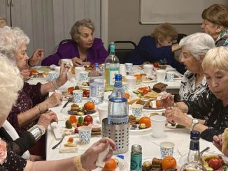 В Forever Young люди накрывают столы, как дома – со скатертями, бокалами и цветами. В эти минуты Forever Young становится домом для всех. Фото: В. Крупейченко