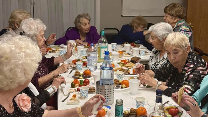 В Forever Young люди накрывают столы, как дома – со скатертями, бокалами и цветами. В эти минуты Forever Young становится домом для всех. Фото: В. Крупейченко