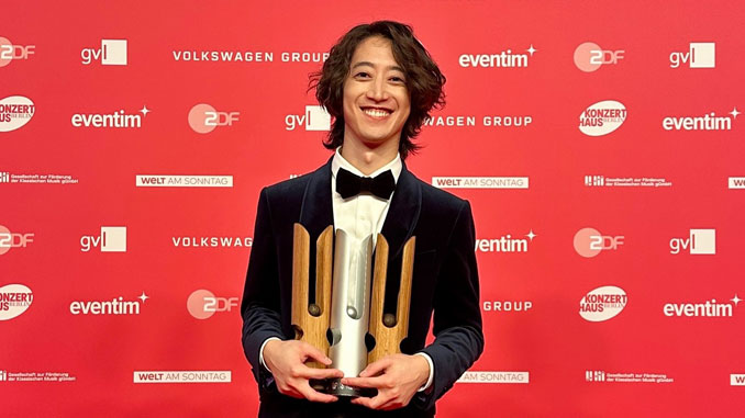 Хаято Сумино на награждении премии Opus Klassik. Фото - facebook.com