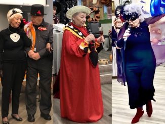 Музыкальный руководитель Центра в Вилинге Диана Коффман — в образе элегантной ведьмы. С улыбкой и блеском в глазах она превращает каждую репетицию в маленькое чудо, а любой концерт — в праздник души. Фото: Л. Бел; Кот и чёрт — Оля Милешкевич и Захар Гимельман, словно сошедшие со страниц «Мастера и Маргариты». Остроумная пара, в чьём взгляде и улыбке — весь дух волшебного Хэллоуина. Фото: Л. Бел; На сцене царит праздничное волшебство: София Мень — в образе Кровавой Мэри с бокалом «зелья», музыкальный директор Диана Коффман держит зал под чарами фортепиано, а Любовь Бел (справа), вдохновитель культурных программ Forever Young, ведёт программу с фирменным блеском и юмором. За кулисами Алекс Жировецкий колдует над звуком — чтобы ни одна ведьма не сбилась с ритма. Фото: Л. Бел; Ольга Чумак сразила публику своим ярким выступлением на Хэллоуинском концерте Forever Young — в маске, с микрофоном и лёгким театральным шиком. Рядом — Лариса Тургель, директор культурно-просветительных программ, элегантная «чёрная кошка», ловко направляющая ход концерта. Фото: Л. Тургель; Надежда Писарева в костюме почтальона — с эмблемой United States Postal Service и стихотворением собственного сочинения. На Хэллоуин она напомнила всем, что добрые вести и улыбки тоже можно доставлять по адресу. Фото: Л. Бел