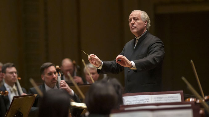 Манфред Хенек дирижирует ЧСО (Чикаго, 13 марта 2025 года) . Фото - Тодд Розенберг
