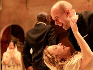 Сцена из спектакля “Много шума из ничего”. Фото - Кайл Флубакер