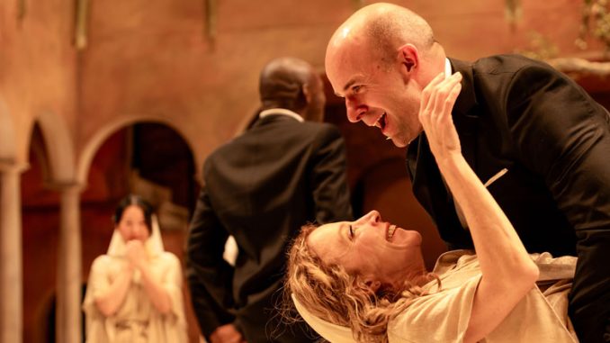 Сцена из спектакля “Много шума из ничего”. Фото - Кайл Флубакер