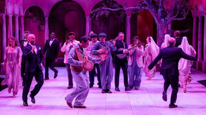 Сцена из спектакля “Много шума из ничего”. Фото - Кайл Флубакер