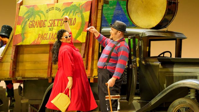 Сцена из спектакля “Паяцы” (Лирик-опера, ноябрь 2025 года). Фото - Тодд Розенберг