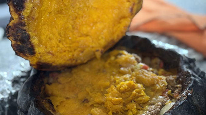 Начинка из мяса и овощей, укрытая золотой тыквенной крышкой, — настоящий вкус осеннего комфорта. Фото: Л. Литас