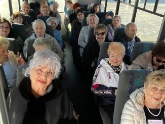 Автобус с артистами из Вилинга готов отправляться в путь — навстречу друзьям из Линкольнвуда! Сегодня Центр Forever Young превращается в одну большую семью: смех, песни и хорошее настроение едут «в гости», чтобы поделиться радостью и теплом. Фото: Forever Young