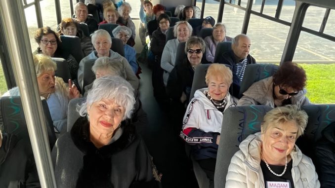 Автобус с артистами из Вилинга готов отправляться в путь — навстречу друзьям из Линкольнвуда! Сегодня Центр Forever Young превращается в одну большую семью: смех, песни и хорошее настроение едут «в гости», чтобы поделиться радостью и теплом. Фото: Forever Young