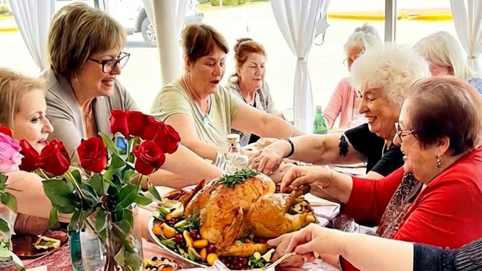 За праздничным столом в Forever Young — смех, разговоры и та самая домашняя атмосфера, ради которой хочется собираться вместе снова и снова. Фото: Forever Young
