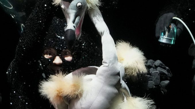 Сцена из спектакля “Мертвый, как Додо”. Фото - Ричард Термин