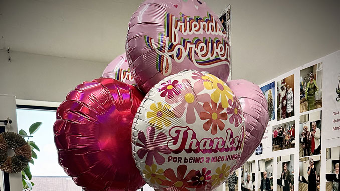 В Forever Young даже украшения говорят «спасибо». Праздничные шарики создают атмосферу тепла и дружбы в преддверии Дня благодарения. Фото: Forver Young