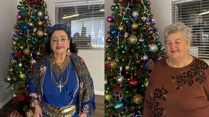 Людмила Хачатурян у новогодней ёлки в Центре Forever Young в Линкольнвуде — с улыбкой, музыкой и ожиданием счастливого Нового года. Фото: В. Крупейченко;Тамара Голенко встречает Новый год у праздничной ёлки в Центре Forever Young — с радостью в глазах и ожиданием светлых, счастливых дней впереди. Фото: Forever Young