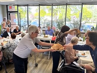 Праздничные дни в Forever Young проходят в кругу друзей с теплом, заботой и с хорошим настроением. Фото: Forver Young